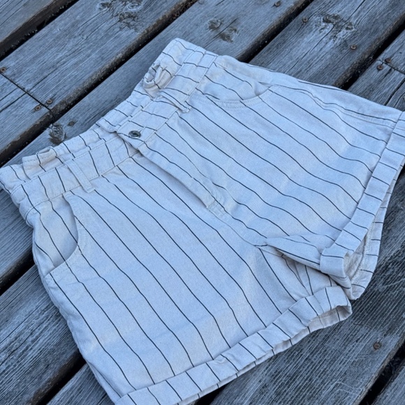 Topshop Pinstripe Cream Denim Shorts - Picture 2 of 6